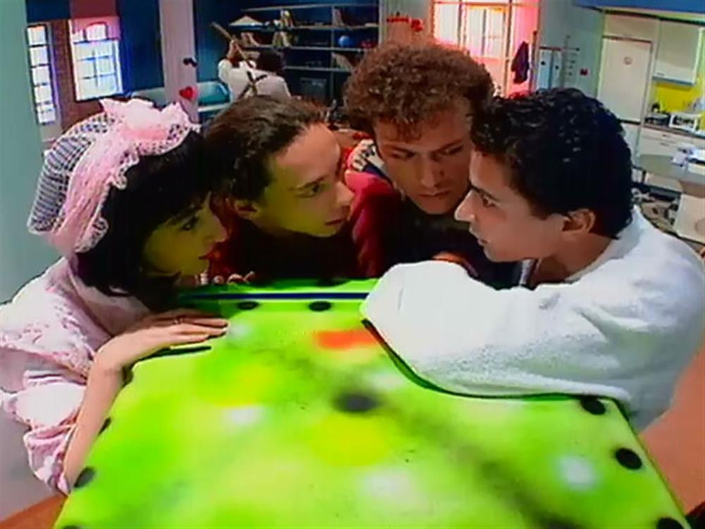 Τα Μπακούρια (επ.08 - Οι βλαβερές συνέπειες της Νταίζη Μπελλ)