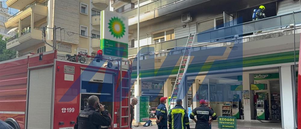 Θεσσαλονίκη: Φωτιά σε διαμέρισμα πάνω από πρατήριο καυσίμων (βίντεο)