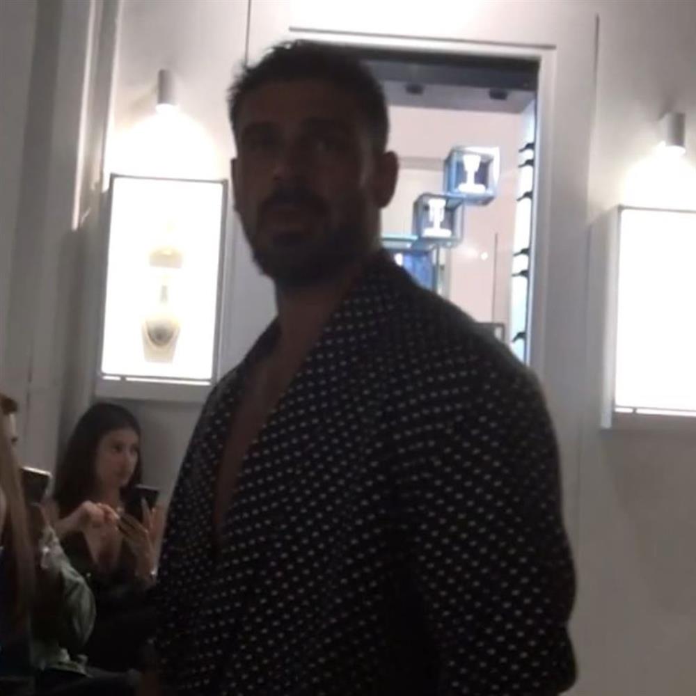 Μικέλε Μορόνε: Έντονος εκνευρισμός όταν αντιλήφθηκε την κάμερα στη Μύκονο (βίντεο)
