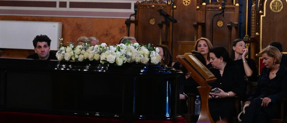 Μάρω Κοντού: Πλήθος κόσμου στη Μητρόπολη Αθηνών για το  τελευταίο "χειροκρότημα" στη σπουδαία ηθοποιό