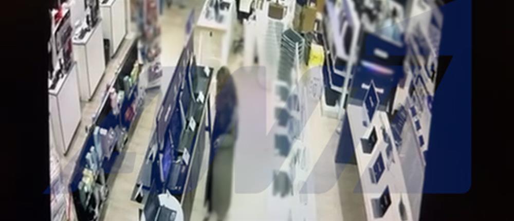 Αττική: Συνελήφθη 34χρονη που άδειαζε καταστήματα – Αφαιρούσε τάμπλετ, κινητά και ρούχα μεγάλης αξίας (βίντεο)