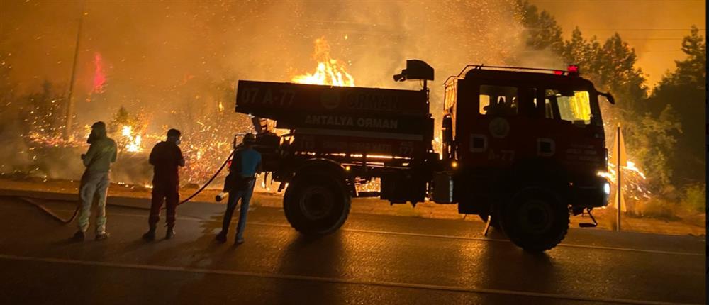 Ιαπωνία και Τουρκία στο έλεος της κακοκαιρίας και των πυρκαγιών (βίντεο)