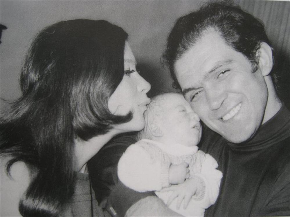 Τζένη Καρέζη - Κώστας Καζάκος: Ο κεραυνοβόλος έρωτας, η παρτίδα στο τάβλι που κράτησε 26 χρόνια και ο γάμος με τον Ζάχο Χατζηφωτίου