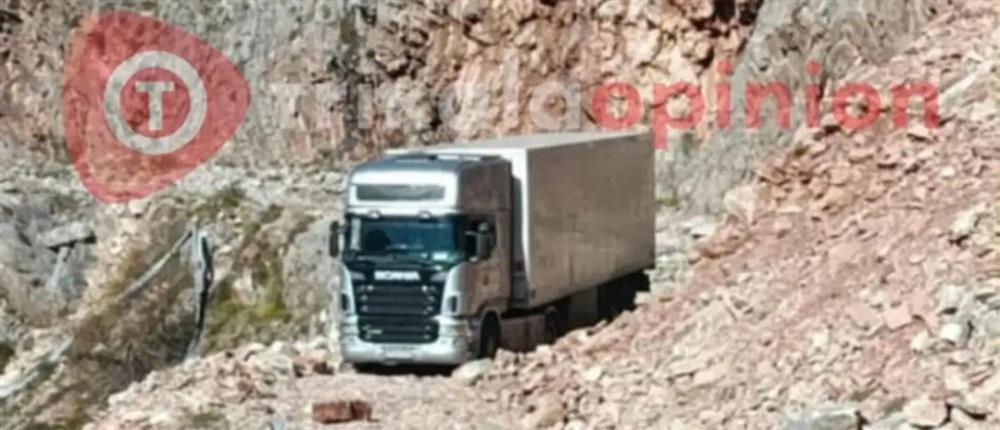 Τρίκαλα: Νταλίκα εγκλωβίστηκε σε χωματόδρομο λόγω…GPS (εικόνες)