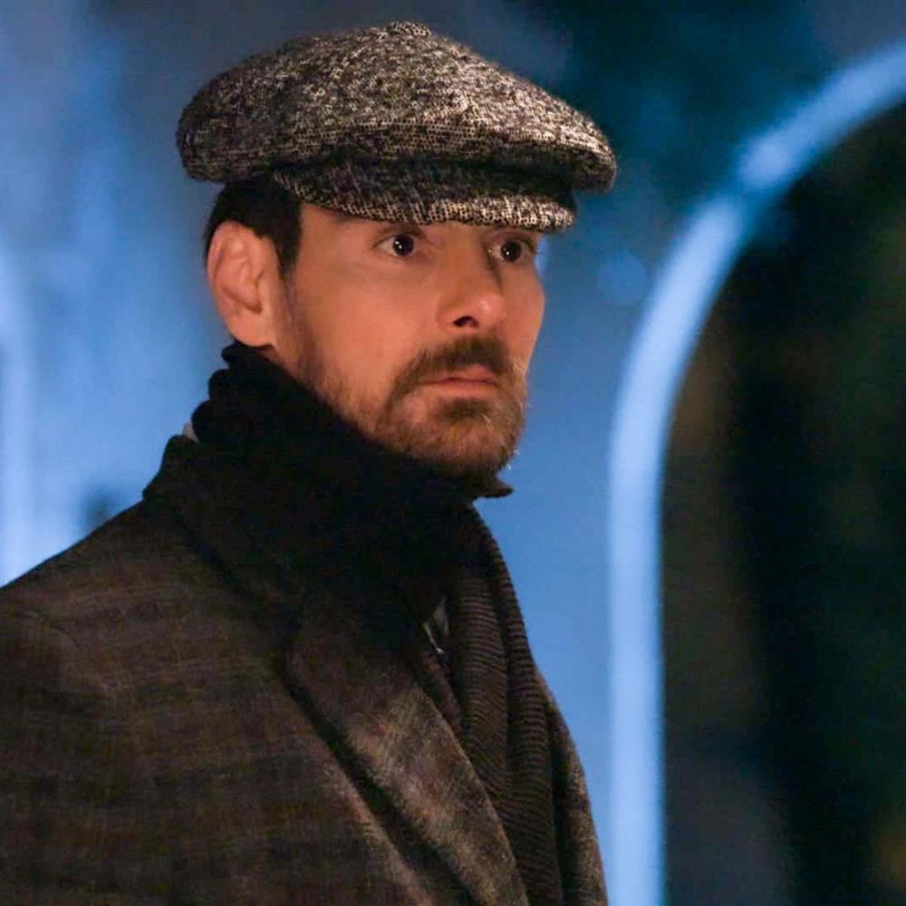 Grand Hotel: Ο Πέτρος φτάνει έξω από το Grand Hotel και μαθαίνει ότι η Αλίκη έχει εξαφανιστεί