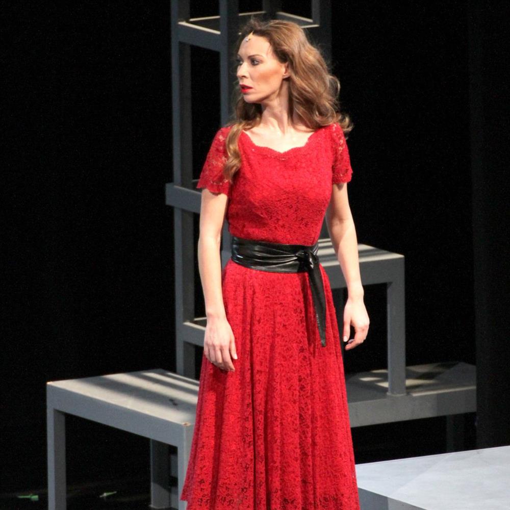 Δώρα Χρυσικού: Η ηθοποιός μιλά για τον αφορισμό της σε ηλικία 14 ετών - "Οι καμπάνες της Μητρόπολης χτυπούσαν πένθιμα"