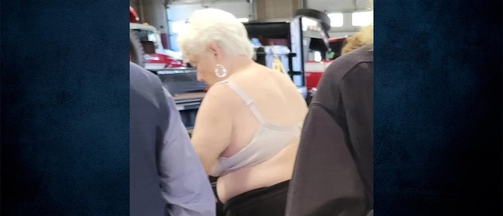 Εκλογές - ΗΠΑ: Ψήφισε με το... σουτιέν, επειδή της είπαν να κρύψει την στάμπα στην μπλούζα της (εικόνες)