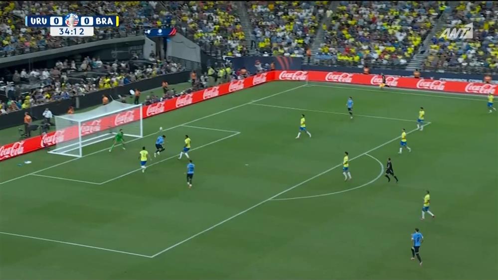 COPA AMERICA 2024| Ουρουγουάη - Βραζιλία | Ο Νούνιες βρέθηκε μόνος του στην καρδιά της βραζιλιάνικης άμυνας, όμως η κεφαλιά του πέρασε πάνω από το οριζόντιο δοκάρι