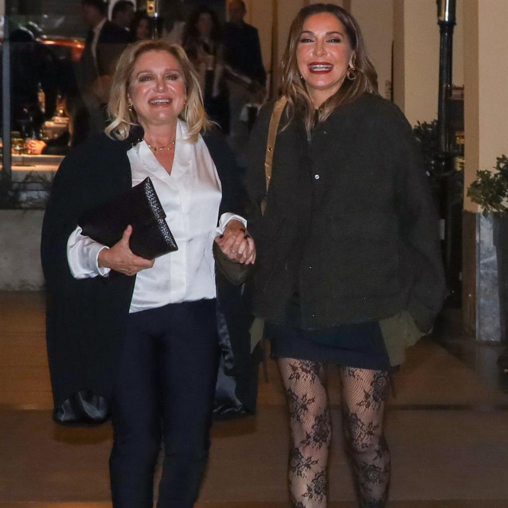 Δέσποινα Βανδή & Μαρία Καβογιάννη: Βραδινή έξοδος στο θέατρο για τις δύο καλές φίλες (Φωτογραφίες)