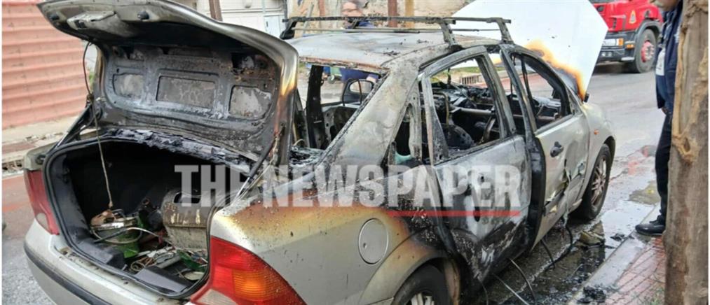 Βόλος: Αυτοκίνητο έπιασε φωτιά την ώρα που βρισκόταν στο φανάρι (εικόνες)