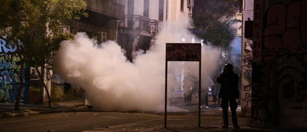 Επεισόδια στα Εξάρχεια: Επιθέσεις με μολότοφ σε αστυνομικούς - Φωτιές σε κάδους