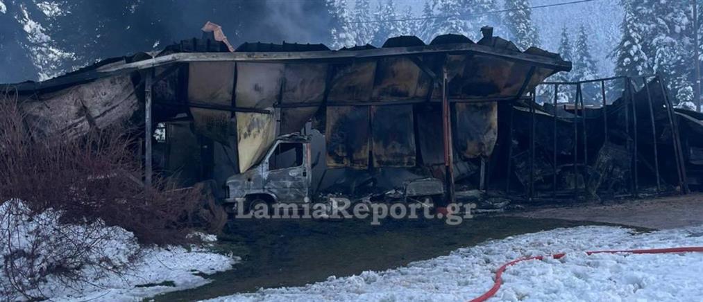 Φθιώτιδα: Πυρκαγιά τη νύχτα στο Καταφύγιο Οίτης στις Βρύζες (εικόνες)