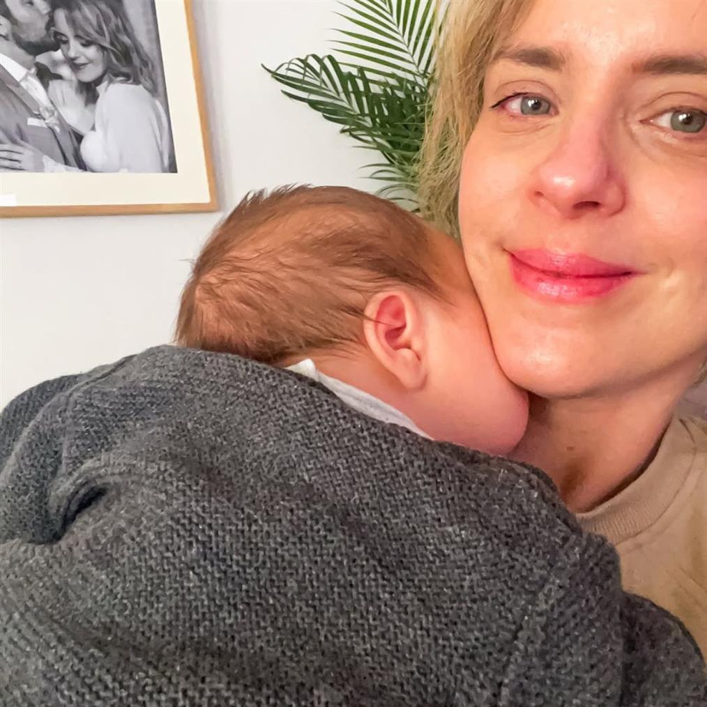 Η Αγοραστή Αρβανίτη ποζάρει αγκαλιά με τον ενός μηνός γιο της και περιγράφει τη νέα της καθημερινότητα