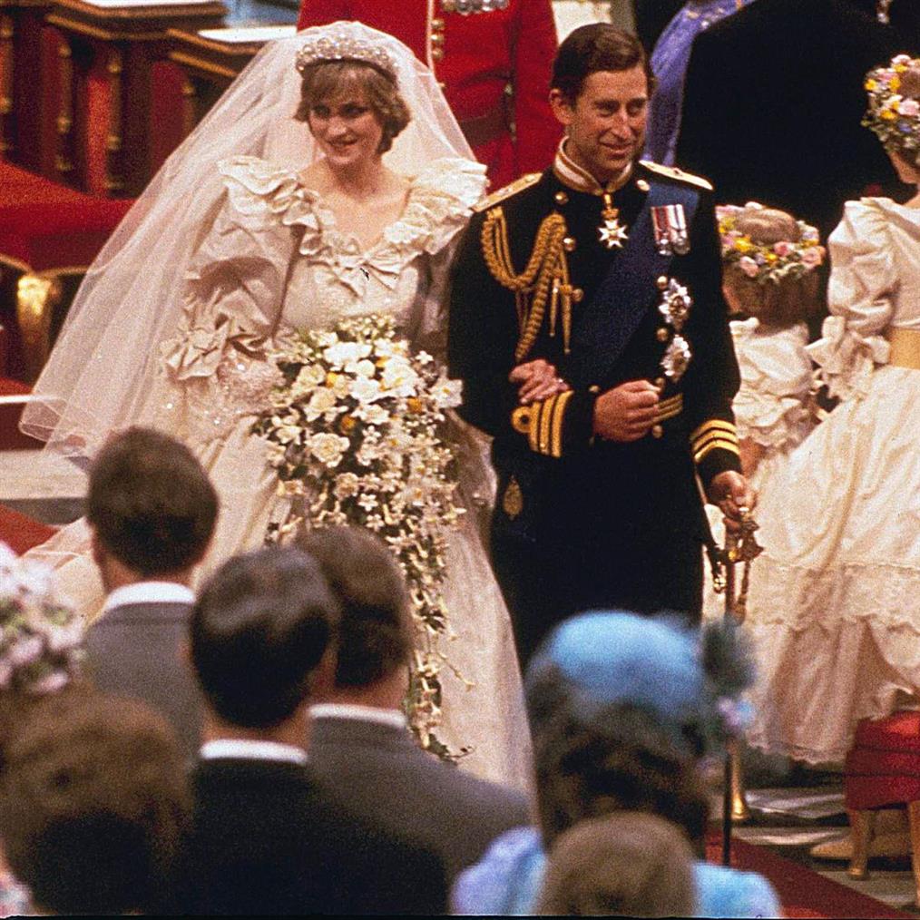 Στο "αζήτητα" η σαμπάνια που σερβιρίστηκε στον γάμο της Νταϊάνα και του Καρόλου: Δεν την αγόρασε κανένας σε δημοπρασία