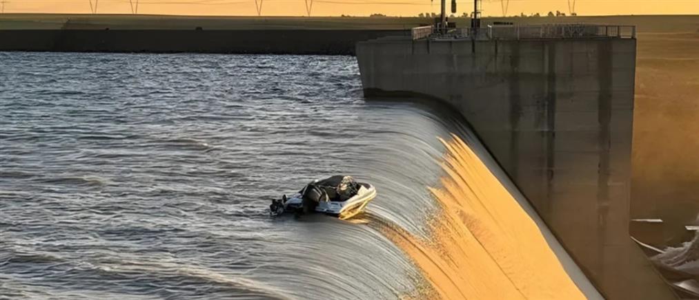 Νότια Αφρική: Tέσσερις άνδρες εγκλωβίστηκαν για ώρες σε σκάφος στην άκρη φράγματος 40 μέτρων (βίντεο)