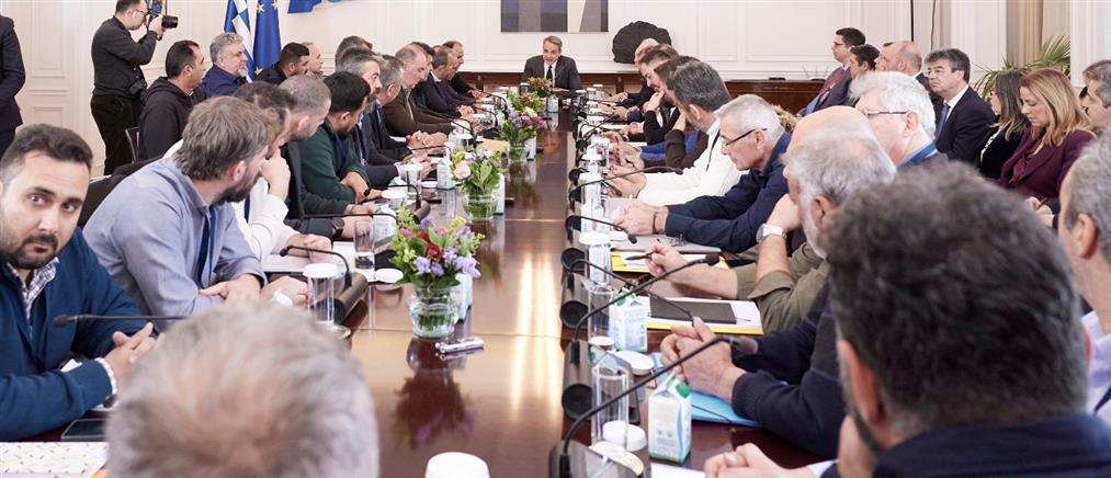 Σε εξέλιξη η συνάντηση του πρωθυπουργού με την αντιπροσωπεία των αγροτικών μπλόκων