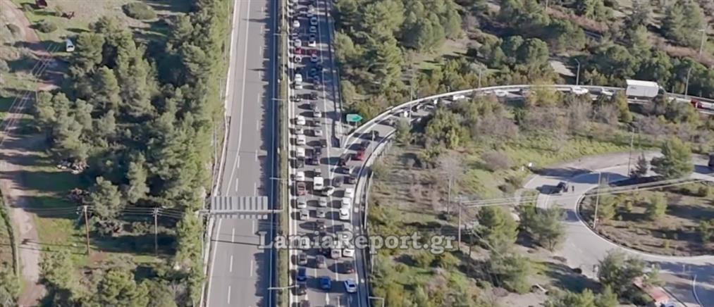 Μπλόκα αγροτών: Ουρές χιλιομέτρων στη Λαμίας - Αθηνών και στους παραδρόμους (βίντεο)