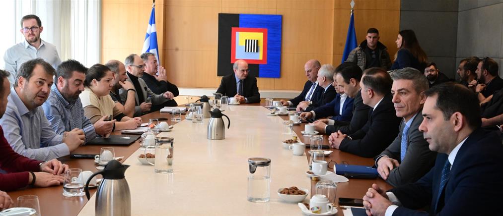 Σε εξέλιξη η συνάντηση Χατζηδάκη - Τσιάρα με εκπροσώπους 14 αγροτικών μπλόκων
