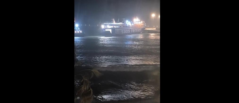 Ρόδος: Πλοίο δίνει μάχη για να βγει από το λιμάνι (Βίντεο)