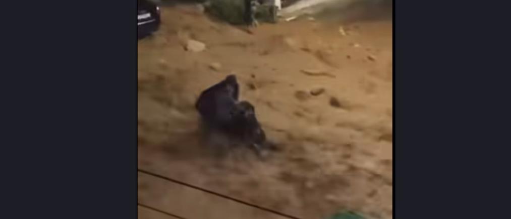 Γλυφάδα: Γυναίκα σώθηκε από τα ορμητικά νερά την τελευταία στιγμή (βίντεο)