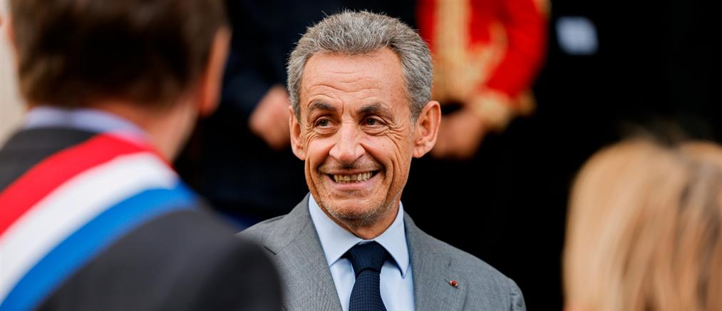 Νικολά Σαρκοζί: Την πόρτα της φυλακής του Παρισιού αναμένεται να διαβεί αύριο ο πρώην πρόεδρος της Γαλλίας