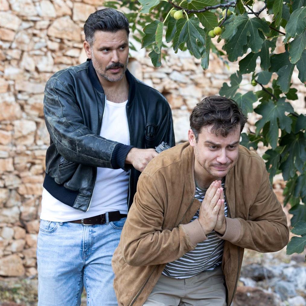 Γιατί ρε πατέρα: Ο Μιχαήλος κρατάει όμηρο τον Φώντα και το γλέντι στο πανηγύρι του χωριού προβλέπεται συναρπαστικό