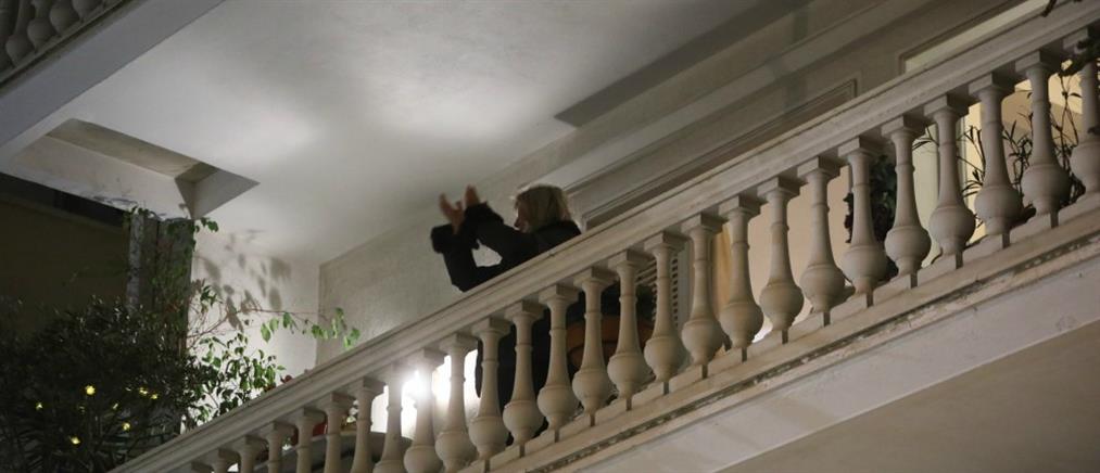 Κορονοϊός: Το χειροκρότημα της Ελλάδας σε γιατρούς και νοσηλευτές (βίντεο)