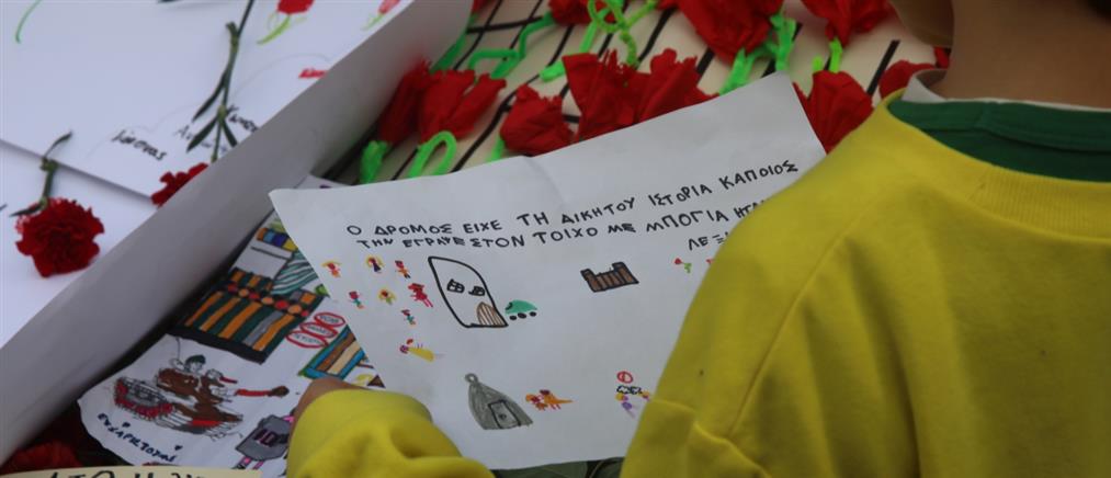 Πλήθος κόσμου τιμά την 52η επέτειο της εξέγερσης του Πολυτεχνείου