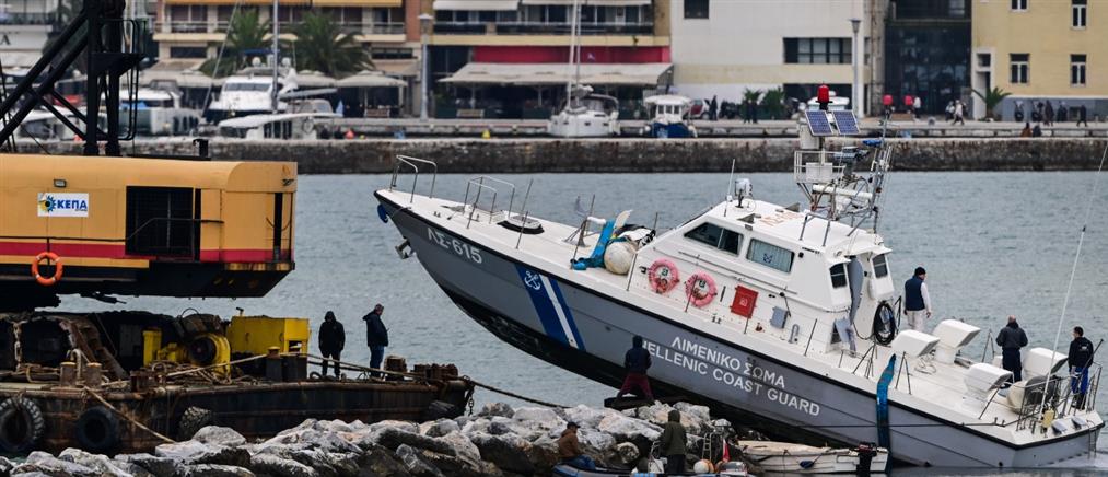 Προσάραξη του σκάφους του Λιμενικού που βρέθηκε πάνω στον βραχίονα του λιμανιού στο Βόλο