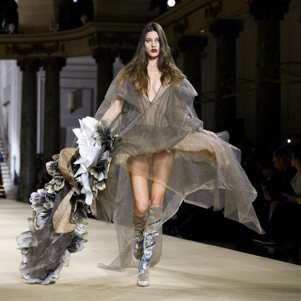 Έκθεση με άρωμα μόδας στην Αυστραλία! Ο φόρος τιμής στις σχεδιάστριες Βίβιεν Γουέστγουντ & Ρέι Καβακούμπο