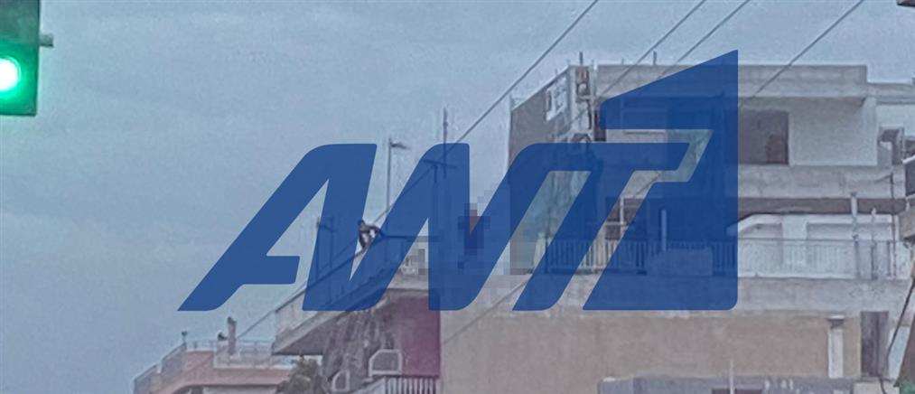 Αίσιο τέλος στον Κορυδαλλό: Σώα η γυναίκα που απειλούσε να πέσει από ταράτσα πολυκατοικίας