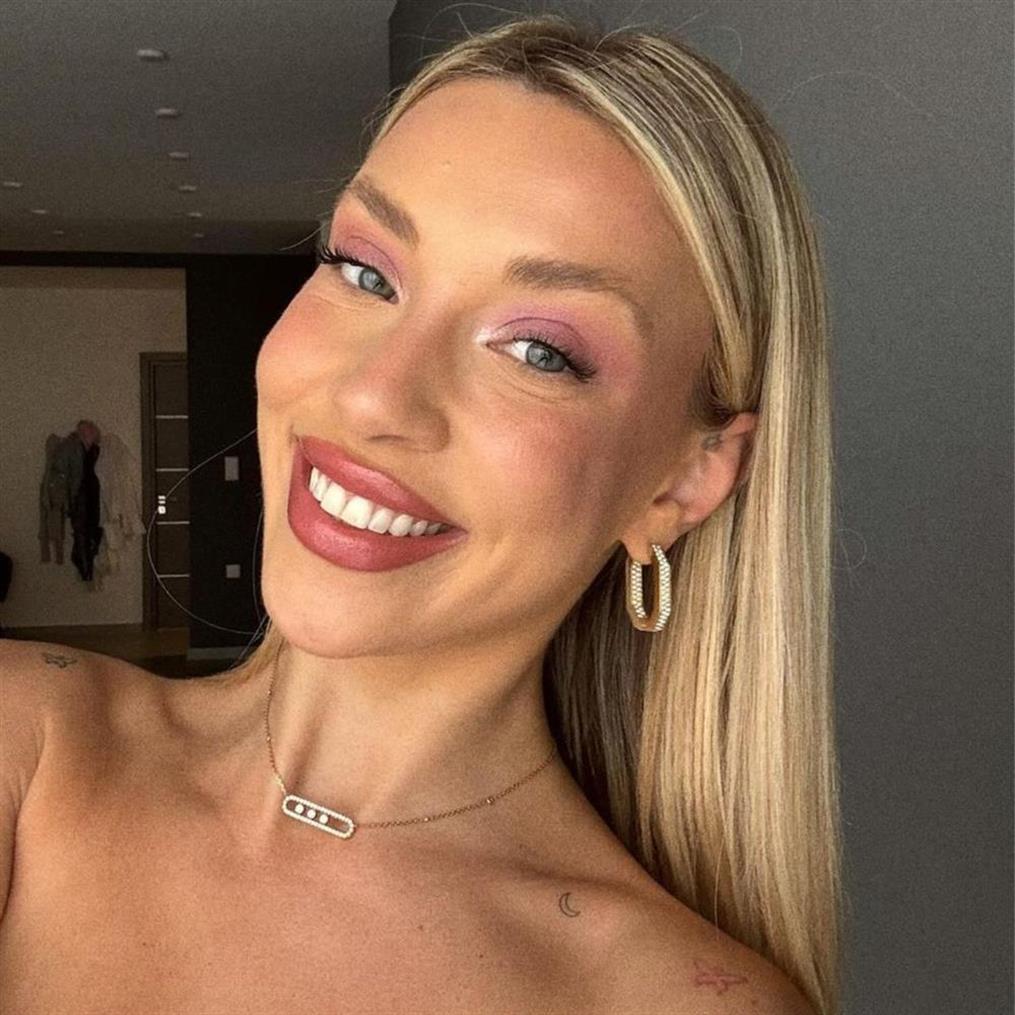 Χριστούγεννα 2025: Η Γαρυφαλλιά Καληφώνη ξέρει πώς να κλέψεις την παράσταση με το χρώμα στα νύχια σου