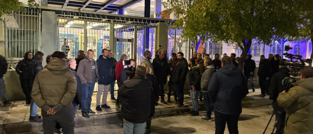 Έξω από την Αστυνομική Διεύθυνση Λάρισας οι αγρότες – Απαιτούν την απελευθέρωση των συναδέλφων τους