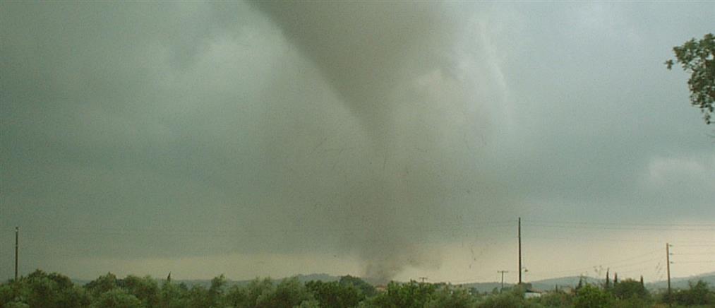 Ηλεία: Ανεμοστρόβιλος σήκωσε στον αέρα αυτοκίνητο