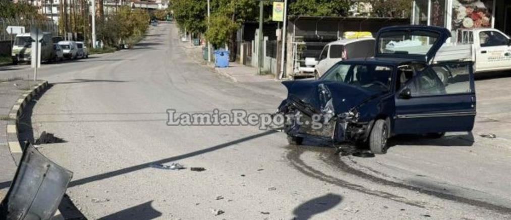 Λαμία: Αυτοκίνητο έπεσε πάνω σε κολώνα (βίντεο)