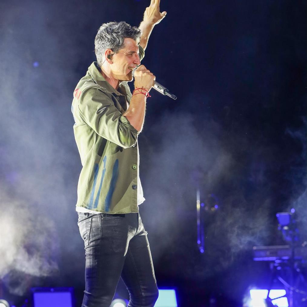 Ατύχημα επί σκηνής για τον Σάκη Ρουβά: Έπεσε από πλατφόρμα μαζί με χορεύτρια (Βίντεο)