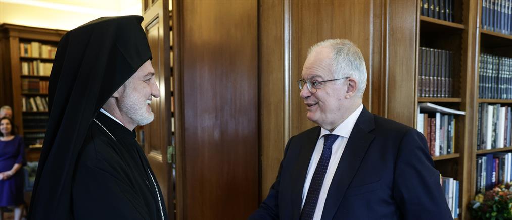 Τον Αρχιεπίσκοπο Αμερικής Ελπιδοφόρο υποδέχθηκε στο Προεδρικό Μέγαρο ο Κωνσταντίνος Τασούλας (εικόνες)
