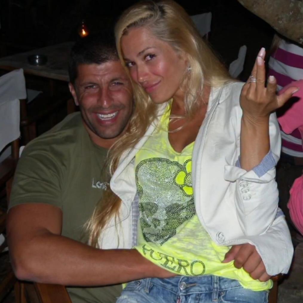 "Ραγίζει" καρδιές η Βικτώρια Καρύδα: Οι φωτογραφίες από τον τάφο του Γιάννη Μακρή 7 χρόνια μετά τη δολοφονία του
