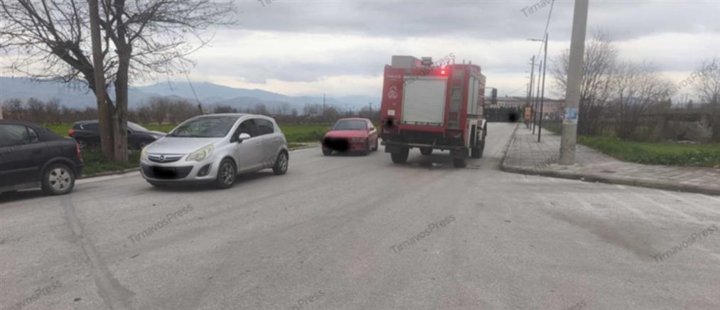 Τροχαίο στον Τύρναβο: Δίκυκλο συγκρούστηκε με όχημα της Πυροσβεστικής (εικόνες)