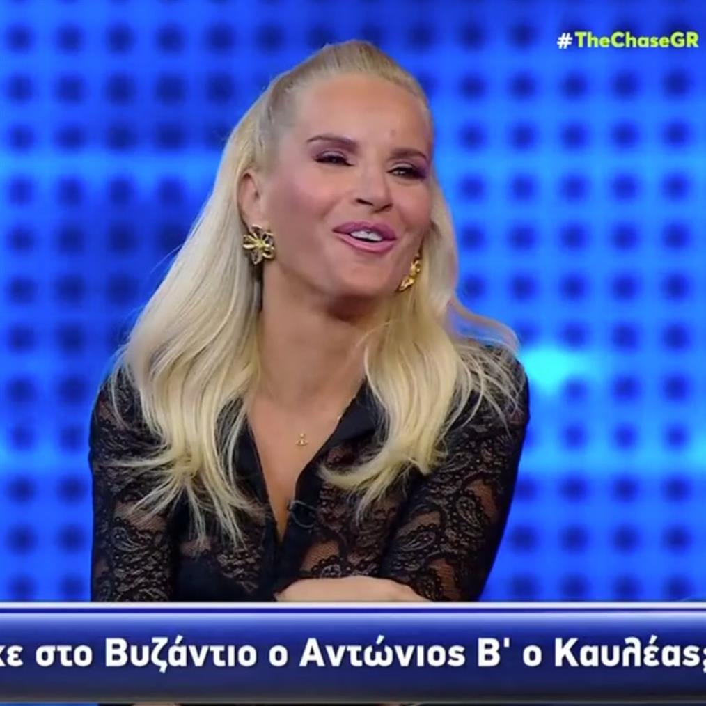 Έντονη αμηχανία στο "The Chase": Διέκοψε για να ξανακάνει την ερώτηση η Μαρία Μπεκατώρου