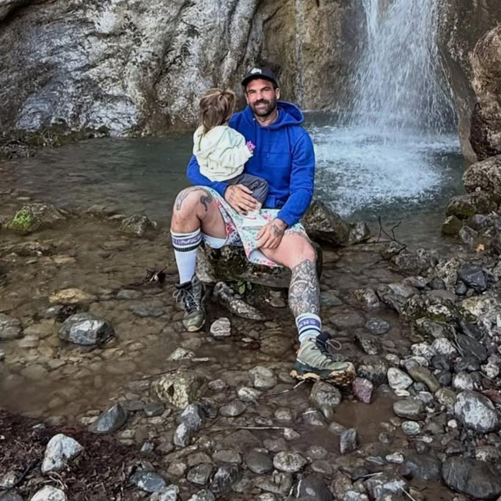 Δημήτρης Αλεξάνδρου: Η έκπληξη στον γιο του, Πάρη - Στόλισε χριστουγεννιάτικο δέντρο (βίντεο)