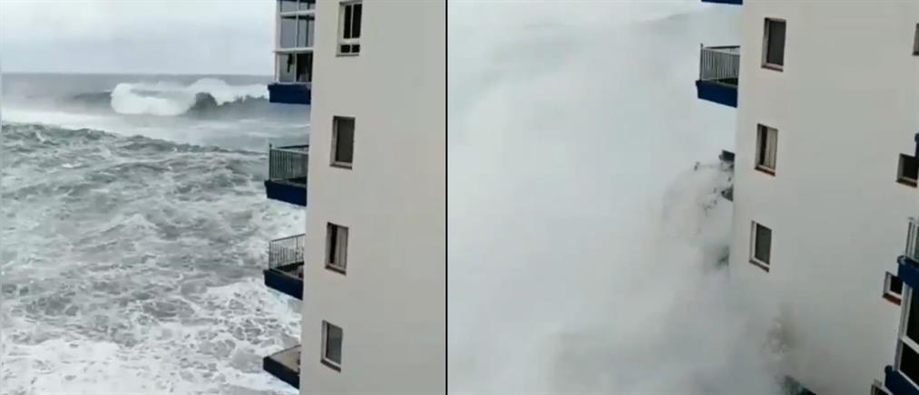 Τεράστια κύματα έφτασαν μέχρι τον δεύτερο όροφο ξενοδοχείου! (βίντεο)