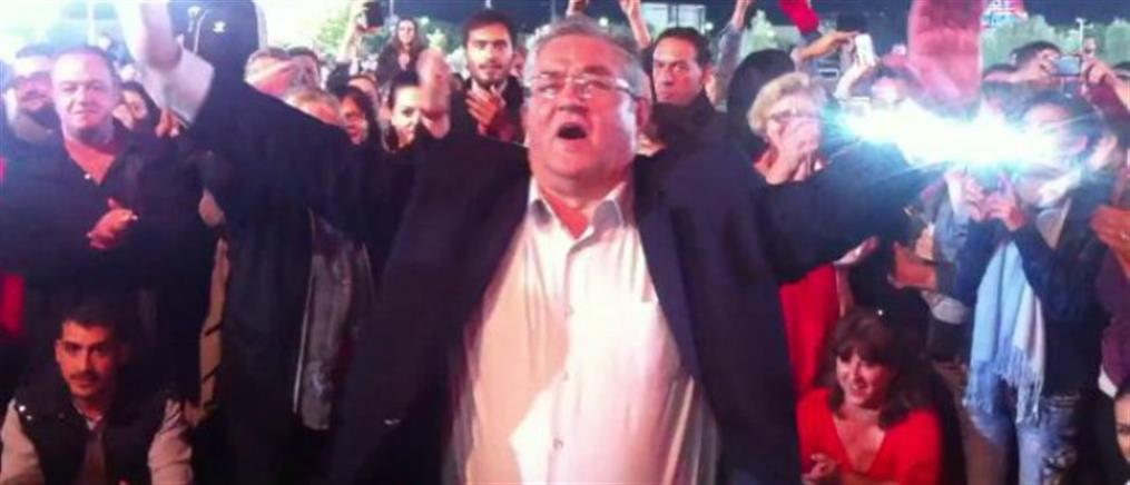 Το “βαρύ” ζεϊμπέκικο του Δημήτρη Κουτσούμπα (βίντεο)