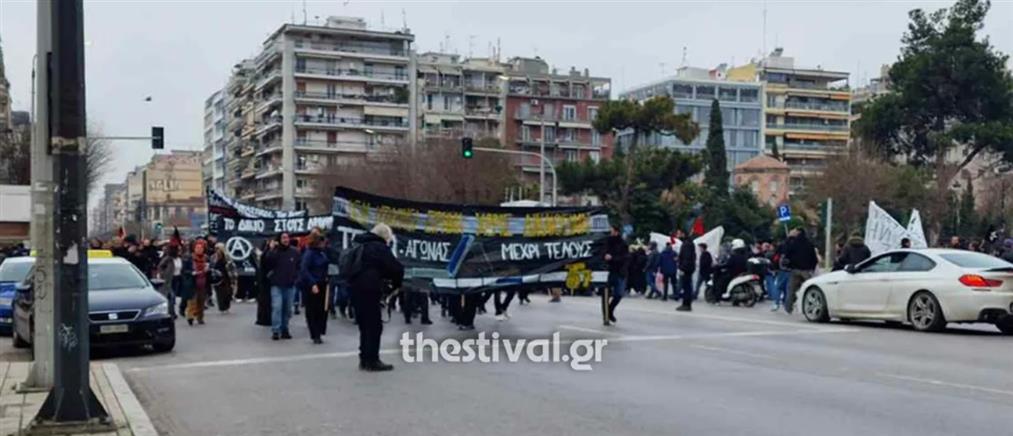 Πορεία στο κέντρο της Θεσσαλονίκης για το δυστύχημα στα Τέμπη (βίντεο)