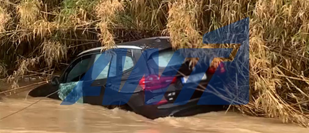 Κακοκαιρία: Όχημα παρασύρθηκε από ρέμα στο Πικέρμι - Δραματική διάσωση των επιβατών (βίντεο)