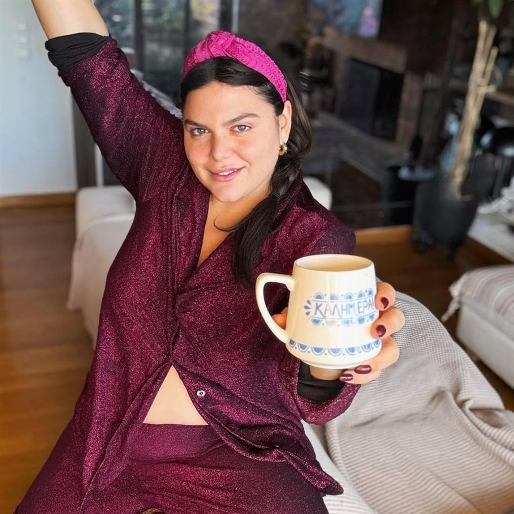 Δανάη Μπάρκα: Το τρίχρωμο δέντρο που στόλισε στο σπίτι της - "Θα το κρατήσω μέχρι τον Μάρτιο"