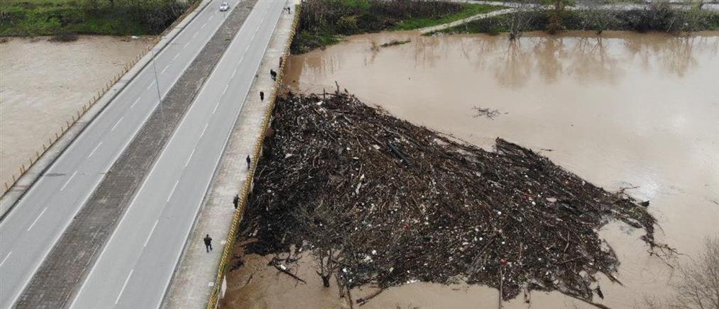 Λάρισα: Νησίδα από φερτά υλικά δημιουργήθηκε στη γέφυρα του Πηνειού - Ανεβαίνει η στάθμη του νερού (εικόνες)