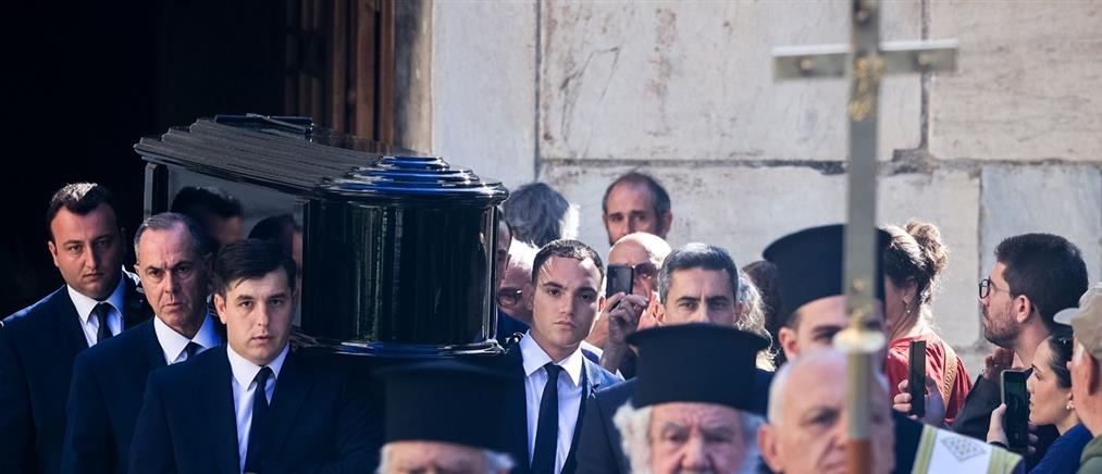 Η σορός του Διονύση Σαββόπουλου μεταφέρθηκε στη Μητρόπολη για την εξόδιο ακολουθία