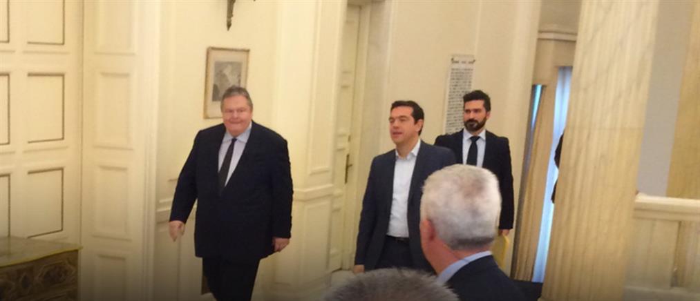 Σε εξέλιξη το «ραντεβού» Βενιζέλου-Τσίπρα για τα εθνικά θέματα