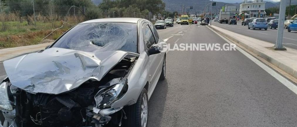 Σοβαρό τροχαίο στα Χανιά: Οδηγός μηχανής έπεσε σε παρμπρίζ αυτοκινήτου (εικόνες)